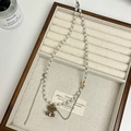 Schattige bruine gevlokte beren- en witte parelketting met zilveren metalen ketting - Bruine Parel Hart Ketting Met Fluweelachtige Afwerking En Parels