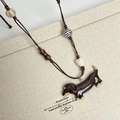 Schattige bruine keramische teckel ketting met gestreepte kralen en een klein bot - Brown Dachshund Necklace
