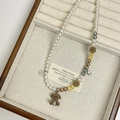 Schattige bruine beer hanger met witte parels en pluchen ballen op een kralenketting - Bruine Beer Met Fluweelachtige Kralenketting