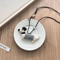 Schattige crème pluche teckel ketting met zwarte hoed en ruitjeskleding op keramiek - Zwart-witte Teckelketting