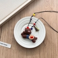 Schattige pluche beer hanger ketting met blauwe denim outfit en gekleurde houten kralen - Denimbruine Puppyketting