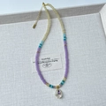 Collier de perles colorées avec pendentif cristal violet et fermoir doré - 不规则几何彩色款