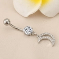 Makro-Detail des silbernen Mond-Bauchnabelpiercings mit Zirkonia auf Seidenstoff - Silber