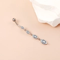 Detail van zilveren navelpiercing met marquise-zirkonia en verfijnde kraalrand afwerking - Marquise Kwastje Stijl / Zilver