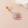 Bauchpiercing in Roségold mit birnenförmigem Zirkon-Blumendesign und Kristallen - Blumen-Tropfenform / Roségold