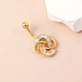 Detailaufnahme eines goldenen Bauchnabelpiercings mit funkelnden Zirkoniasteinen - Gold