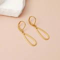 Boucles d'oreilles créoles ovales en or sur surface rose avec décor de pierre - Or