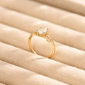 Elegante gouden ring met ovale moissaniet en bladontwerp met pavé-gezette stenen - US 6 / Goud