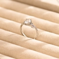 Elegante zilveren ring met ovale moissaniet en diamantaccenten in bladvorm op juwelendoos - US 6 / Zilver