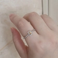 Detalle de un anillo halo con citrino ovalado, piedras pavé y banda de plata - Abierto Ajustable / Plateado