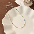 Kleurrijke kristallen kralen zilveren bolletjes ketting op een keramische schaal - Gebroken Zilver Kleurrijke Kralen