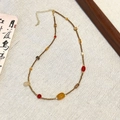 Dunhuang kralenketting met rode agaat en natuursteen op een linnen achtergrond - Natuursteen Waterdruppel Ketting