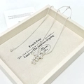 Elegante zilveren ketting met druiventros hanger aan een verfijnde slangenketting - Helder Zilver