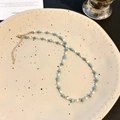 Gelaagde ketting met blauwe turkoois kralen en goudkleurige metalen accenten - Turkoois Schelp Kralenketting