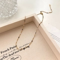 Vergulde kralenketting met zwart-witte emaille stippen op een fijne ketting - Zwart-wit Emaille Ketting