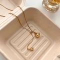 Elegante goldfarbene Schichten-Halskette mit Wassertropfen-Anhänger und feiner Gliederkette - Gold