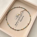 Collana bohémien con perline turchesi, dettagli dorati e rossi in una scatola da esposizione - Collana di Perline Colorate di Turchese