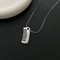 Collar de peine plateado minimalista con grabado Atelier Edition en cadena serpiente - Versión Colgante Peine Pequeño Cadena de Serpiente