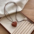 Collier ethnique avec pendentif cœur en bois de santal et grain naturel sur cordon brun - Collier Coeur en Santal Sanglant