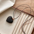 Collier pendentif cœur artisanal en bois d'ébène avec perle naturelle et cordon - Collier Coeur en Ébène Noir