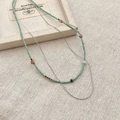 Dubbellaagse ketting met groene kralen, natuursteen en een fijne zilveren metalen ketting - Dubbellaagse Natuursteen Ketting