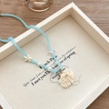 Collier artisanal style marin avec perles bleu clair, étoile de mer et pendentif coquillage - Collier en Perles Bleues Pendentif Coquillage