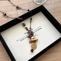 Etnische houten kralenketting met smiley bronzen munt en halve maan hanger op canvas - Vintage Houten Kraal Maan Smiley / Handgemaakte Kralen Smiley Maan Halsketting