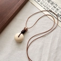 Etnische retro ketting met witte kraal en bruine gevlochten koord vintage - Plantaardig Ivoor Vredesgesp Halsketting