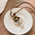 Retro halsketting met bloemen, parelhanger en verstelbaar bruin lederen koord - Gouden Ring Witte Bloem / Bloemen Witte Parelketting