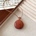 Sautoir ethnique avec pendentif gourde en bois de santal rouge sur cordon tressé marron - Collier Flasque en Santal Couleur Palissandre