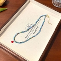 Handgemaakte kralenketting met hemelsblauwe kralen en een rode hart hanger en goud - Dopamine Blauwe Hart Kralenketting
