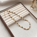 Handgemaakte kralenketting met turkoois en parel op een sieraden presenteerblad - Zoetwaterparel Kralen Ketting