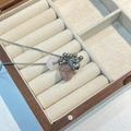 Titanium stalen ketting met roze natuurstenen en zilveren hangers op houten kistje - Roze Natuursteen Kralenketting