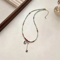 Handgemaakte kralenketting met turquoise en vintage hertenhanger met hartdetail - Kleurrijke Pony Kralenketting