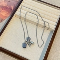 Titaniumstalen ketting met rookkwarts hangers en zilveren accenten in een sieradendoosje - Paarse Natuursteen Kralenketting