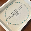 Handgemaakte turquoise parelketting met zilveren hanger in een sieradendoosje - Ovale Kattenoog Kralenketting