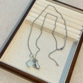 Titanium stalen ketting met witte natuursteen druiventros hanger in zilveren afwerking - Helder Witte Natuursteen Kralenketting