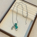 Zilveren stalen ketting met groene steen en tros hangers op fluwelen display tray - Groene Natuursteen Kralenketting