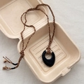 Handgefertigte braune Kordelkette mit dunkelgrünem Jadeanhänger und goldenen Akzenten - Ovaler Ring Handgewickelter Kordelstil / Braun