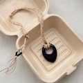 Handgefertigte Kordelkette mit schwarzem Obsidian-Anhänger und beige-goldener Kordel - Ovaler Ring Handgewickelter Kordelstil / Beige