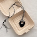 Handgefertigte Seilkette mit schwarzem unregelmäßigem Ringanhänger und Quasten - Ovaler Ring Handgewickelter Kordelstil / Grau