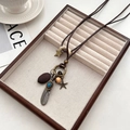 Etnische vintage vederen hanger ketting met turquoise steen en houten kralen - Dubbellaagse Retro Veren Ketting