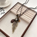Retro lange halsketting met bronzen veerhanger en houten kralen op bruin koord - Dubbellaagse Retro Blad Ketting