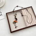 Sautoir ethnique vintage avec pendentif en bois en croissant et perles multicolores - Collier Lune Souriante Rétro
