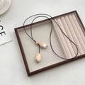 Collier rétro style ethnique avec pendentif en résine marbrée jaune et perle de bois - Collier Blanc Crème