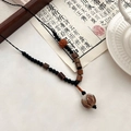 Sautoir ethnique perles noires dépolies et pendentif gousse de graine sculptée - Collier Bodhi de Jade Blanc