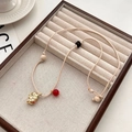 Collier rétro chinois avec pendentif fleur, perles rouges et détails dorés - Collier Totem Éléphant