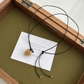 Verstellbare schwarze Kordelkette mit goldenem Tannenzapfen auf grünem Samt - Lanyard-Stil / Gold-Schwarze Kordel
