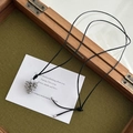 Verstellbare silberne Kiefernzapfen-Halskette mit schwarzer Kordel in einer Holzbox - Lanyard-Stil / Silber-Schwarze Kordel