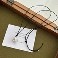 Silberner Zapfen-Anhänger an verstellbarer schwarzer Schnur auf einer Holzbox - Lanyard-Stil / Matt-Silber-Schwarze Kordel